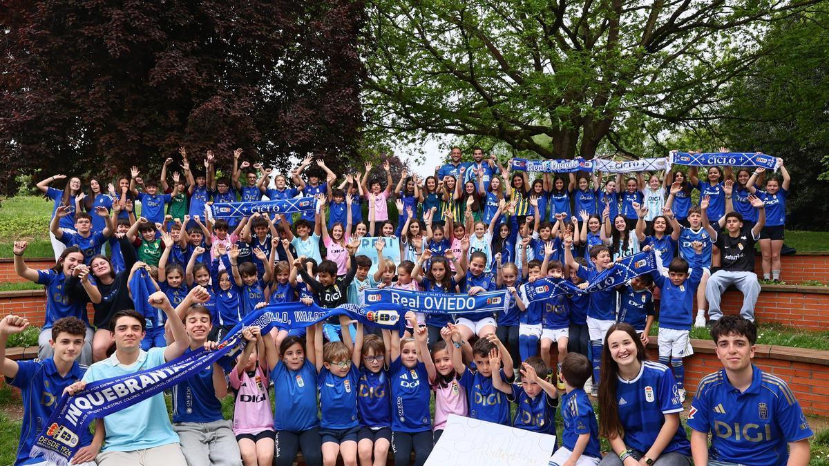 La cantera azul es la que más cree: decenas de estudiantes posan para LA NUEVA ESPAÑA en apoyo al Real Oviedo