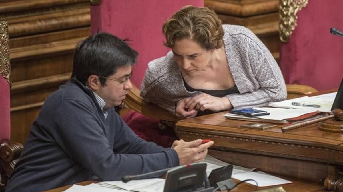 Gerardo Pisarello y Ada Colau durante el Ple de l'Ajuntament de Barcelona