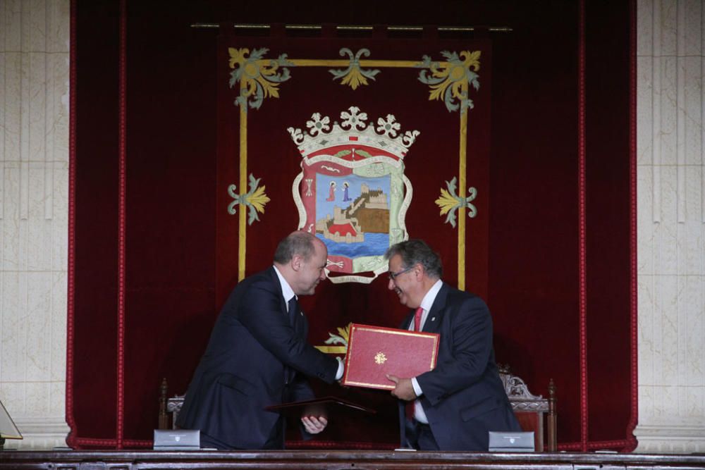 François Hollande y Mariano Rajoy son recibidos con honores junto al Ayuntamiento de Málaga. Antes del almuerzo, han visitado el Museo de Málaga.