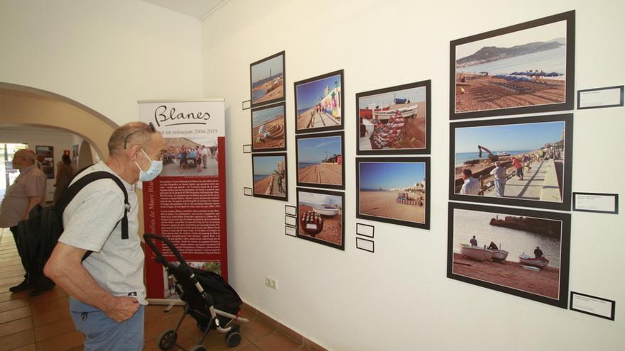 El poble de Blanes visitant l&#039;exposició de Marc Rius