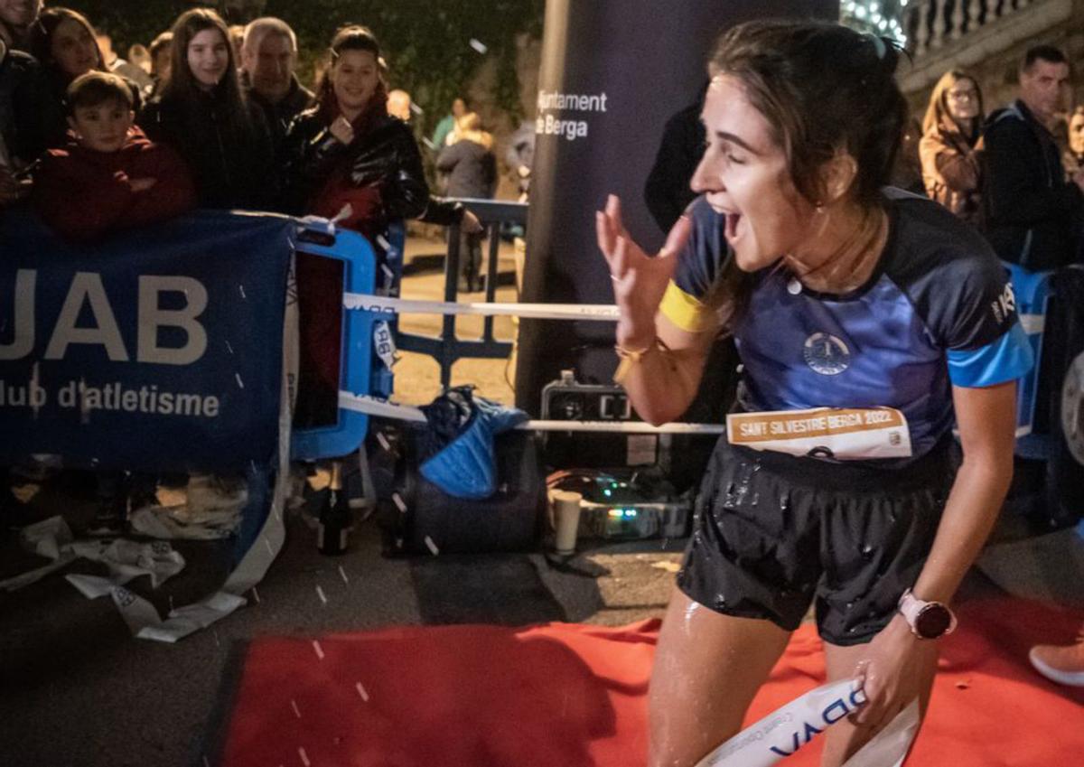 L’atleta Clàudia Sabata celebra la victòria xopa d’escumós | OSCAR BAYONA