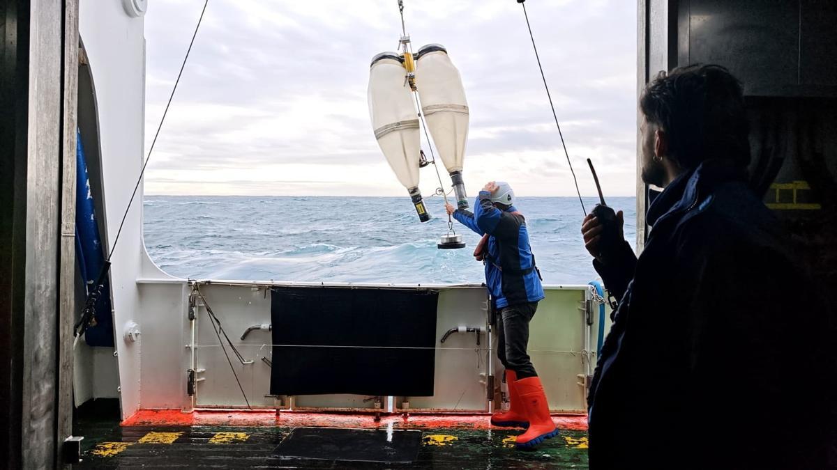 Personal del IEO mide la producción diaria de huevos de sardina en la costa gallega con un muestreador PairoVET.
