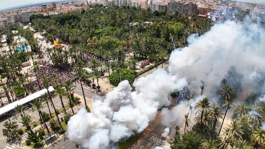 La pirotecnia Turís defiende su corona en Elche con una mascletà de 150 kilos