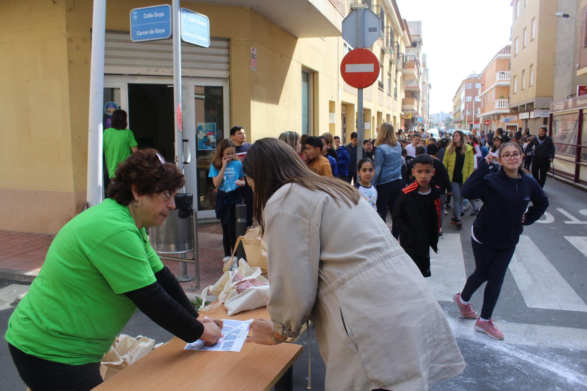 Cadena humana en Orpesa para trasladar libros a la nueva biblioteca