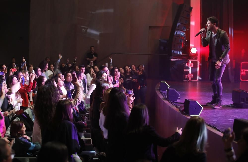 Cepeda, de OT, hace vibrar al Mar de Vigo en su concierto. // A. Villar