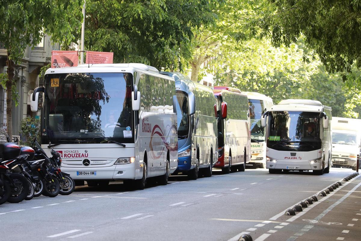 Barcelona digitalitzarà els moviments dels seus 400 autocars turístics diaris per reduir-ne l’impacte en la mobilitat urbana