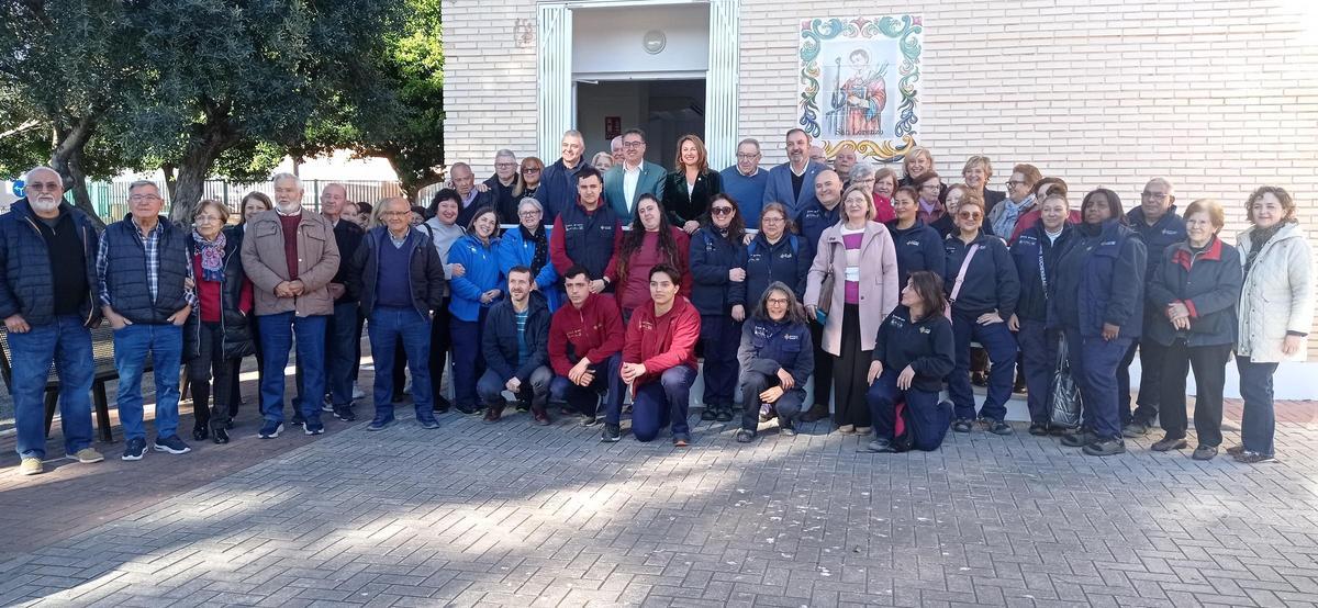 La alcaldesa junto a los concejales, los alumnos de los talleres de empleo y vecinos del grupo San Lorenzo.
