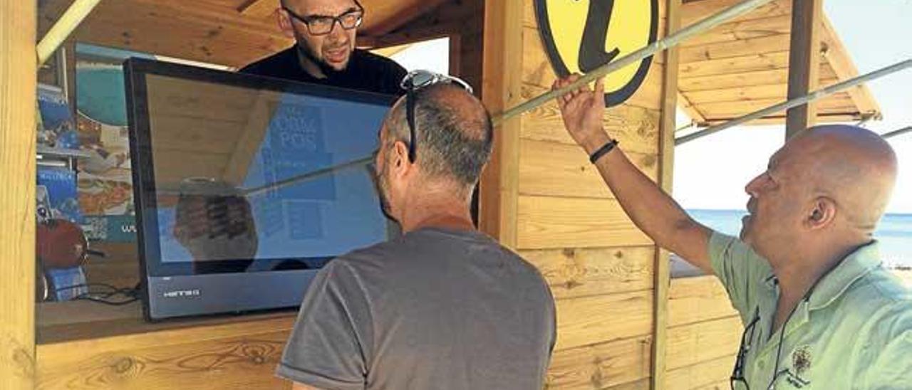 Caseta informativa instalada por segundo año en la playa de es Trenc.