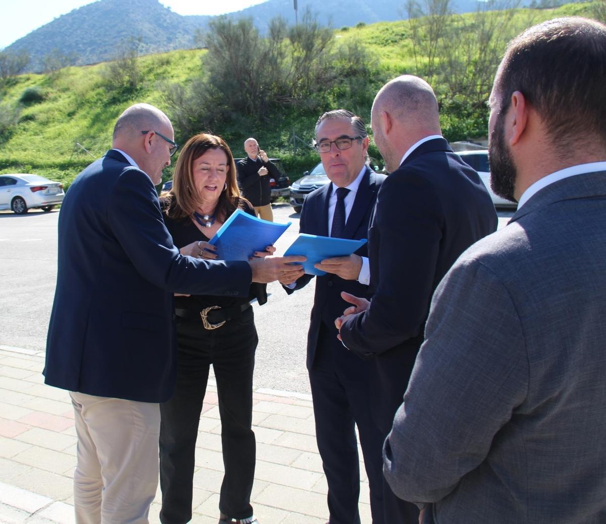 El alcalde de Cártama, Jorge Gallardo, aprovechó la visita de la consejera María del Carmen del Castillo para entregarle un dossier con necesidades educativas en el municipio.