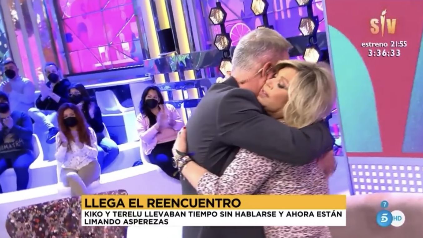 Terelu y Kiko Hernández se abrazan