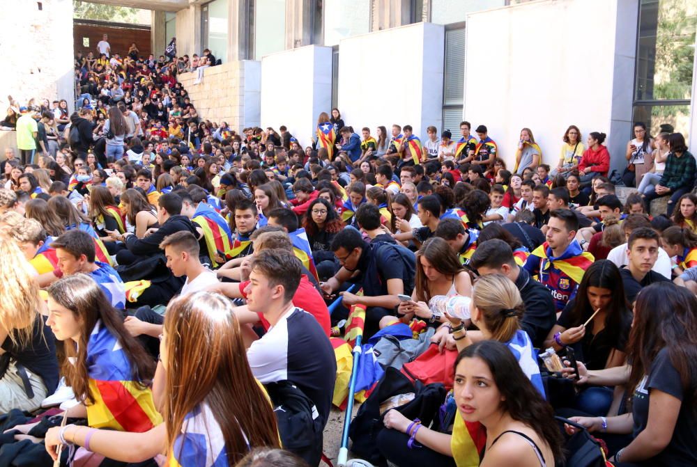 Manifestació d'estudiants contra la sentència del procés pels carrers de Girona