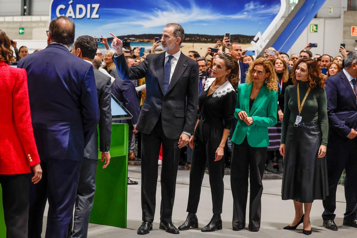 MADRID, 18/01/2023.- Los reyes Felipe y Letizia, entre otros, en su visita al stand de Cádiz, durante su recorrido tras la inauguración de la feria internacional de turismo Fitur, que arranca su 43 edición con 8.500 empresas participantes, 131 países (entre ellos Ucrania) y 755 expositores, y confía en que este año marque el de la plena recuperación del sector tras la pandemia. EFE/J.J.Guillen