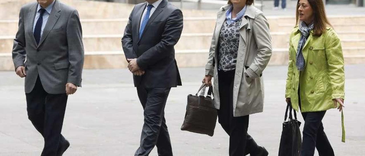 Por la izquierda, Francisco Menéndez, Santiago Rodríguez Vega, Pilar Varela y Ana Rosa Migoya, ayer, a su llegada a la Audiencia Provincial.