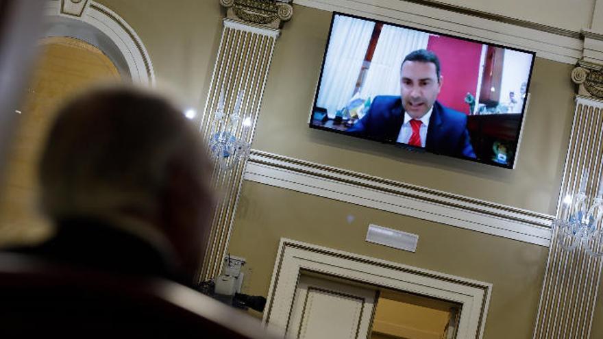 Un momento del pleno de ayer con la mitad de los diputados fuera del salón de plenos.