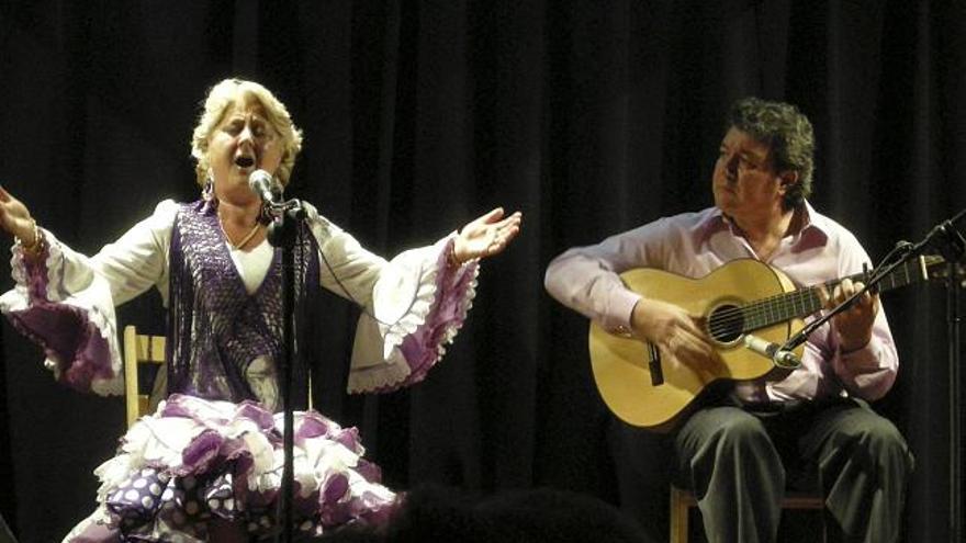 Lola Carbonell y El Niño Elías durante su actuación.