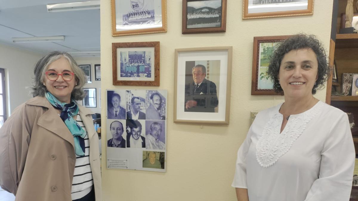 Pili Fonseca y Victoria Soto junto a la foto de Ramón Prada