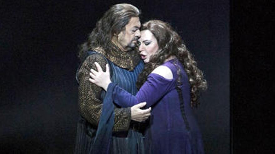 Plácido Domingo y Ekaterina Semenchuk en «Macbeth»,producción de Les Arts en 2015.
