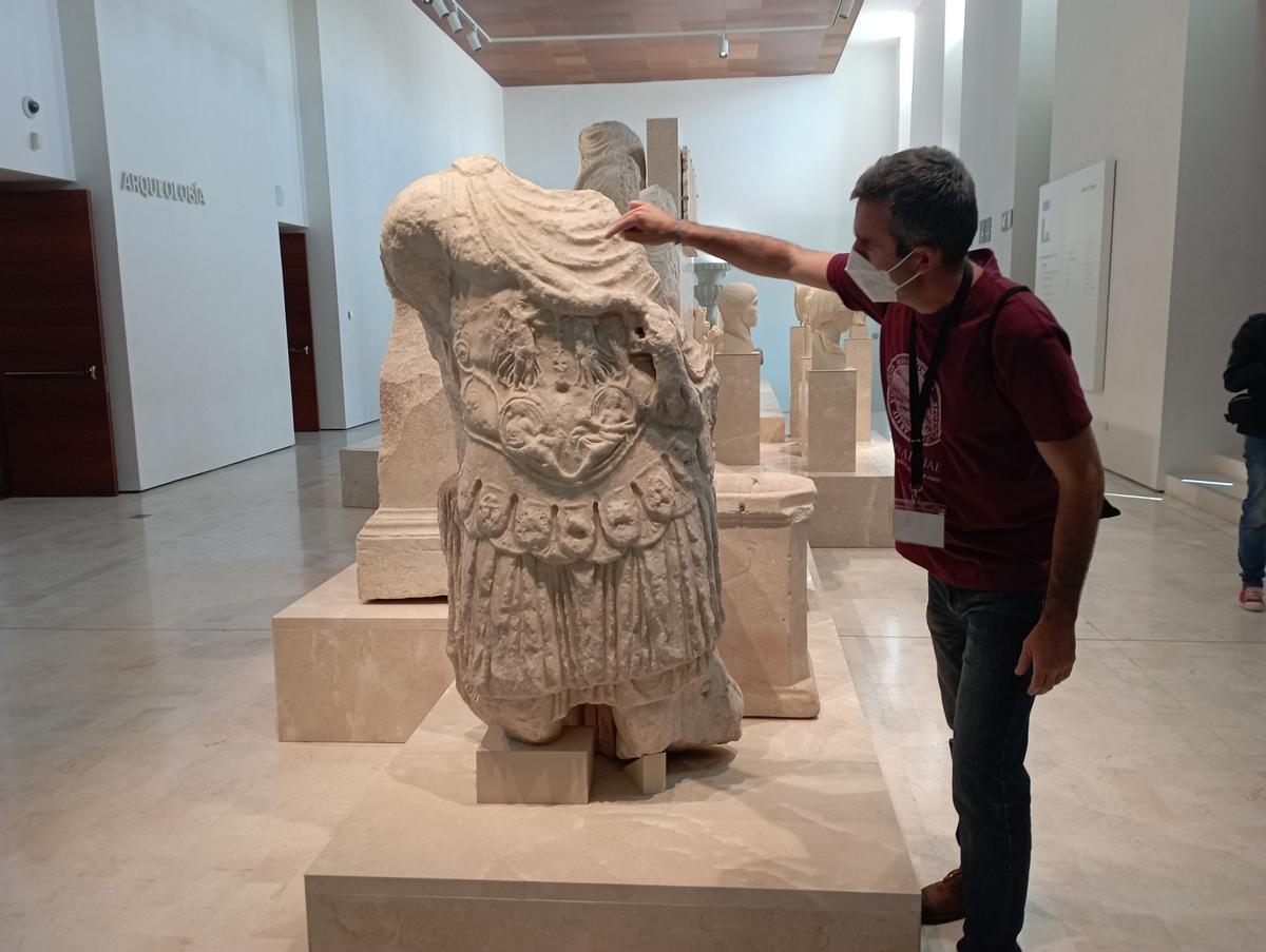 José María Castillo explica las características de un torso imperial con coraza militar.