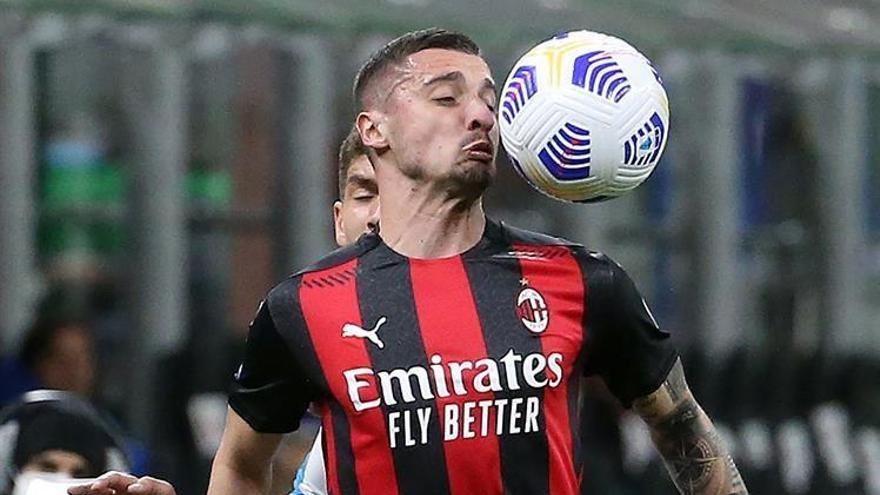 El Nápoles tumba al Milan (1-0) y da medio título al Inter