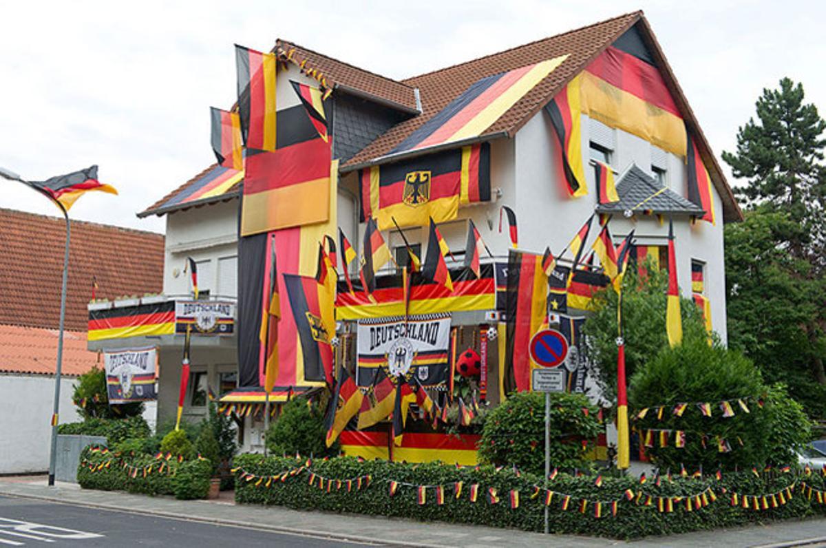 Algunes desenes de banderes alemanyes decoren la façana de la casa de l’aficionat Dennis Reinhardt, amb motiu del partit de quarts de final de l’Eurocopa contra Grècia, a Frankenthal (Alemanya).