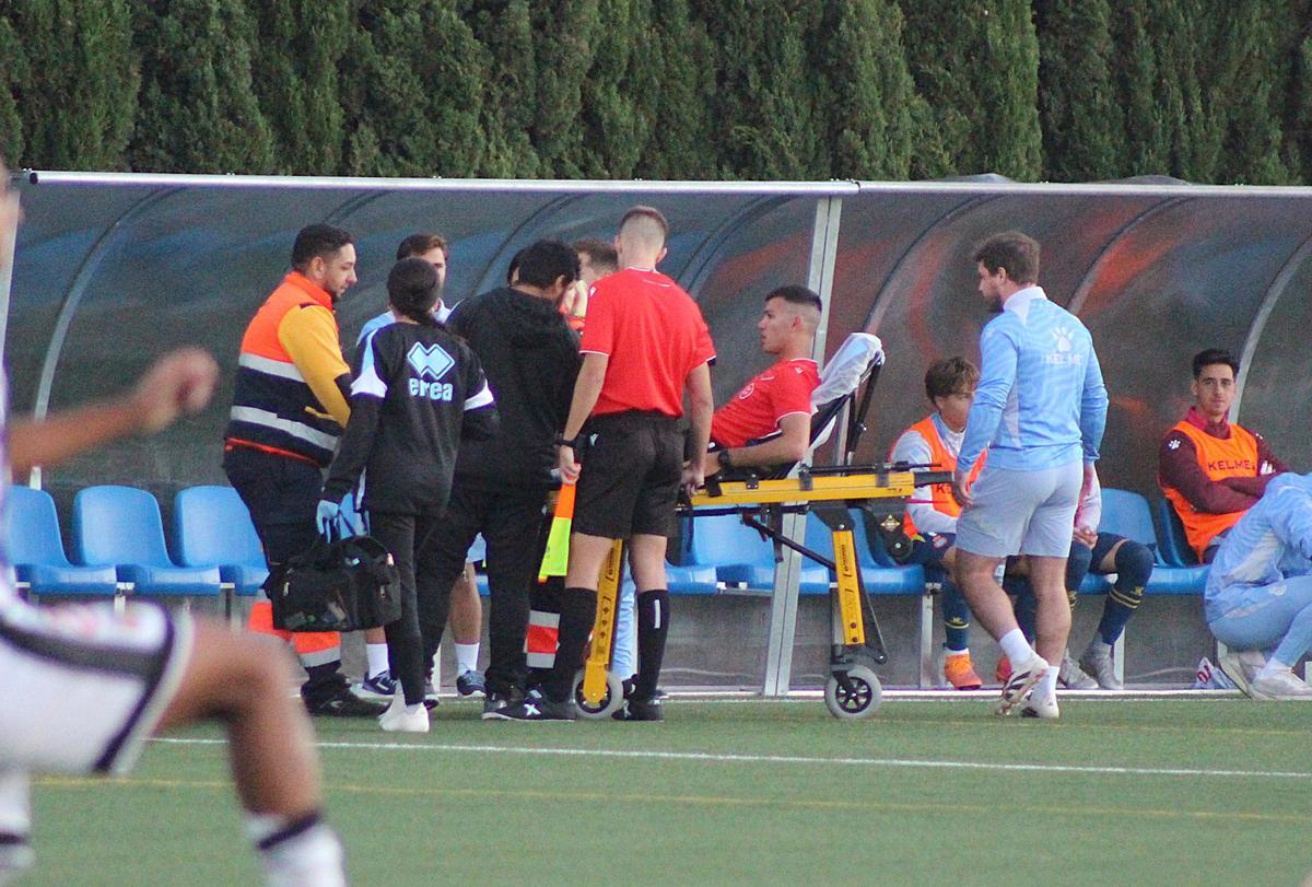 El asistente de preferencia abandonó el terreno de juego en camilla por su lesión.