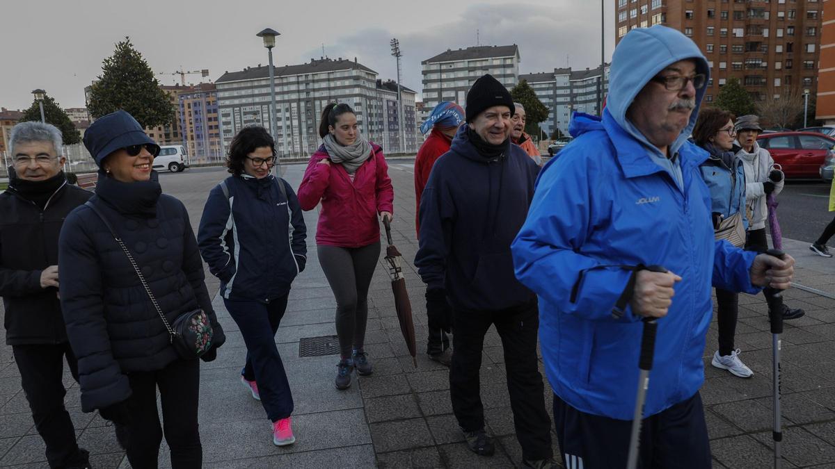 Participantes en una pasada edición del programa &quot;Por tu salud, camina&quot;; en Avilés