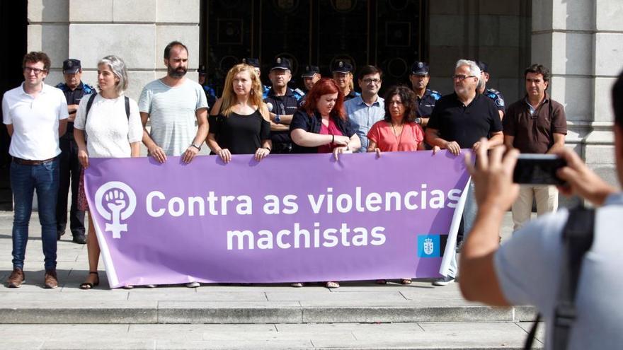 Representantes de la Corporación Municipal de A Coruña, durante el minuto de silencio en la Plaza de María Pita. // Cabalar