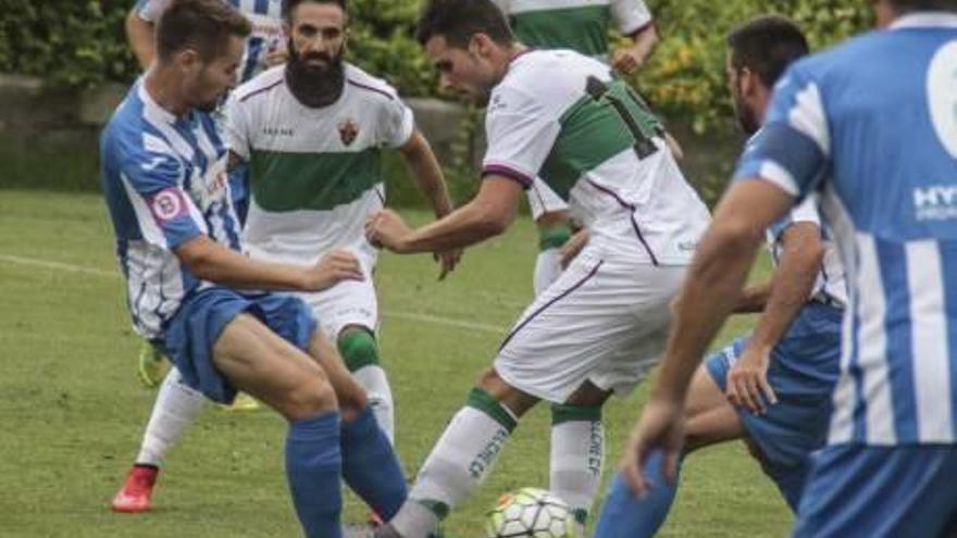 Álvaro y Cifu luchan por un balón con un jugador balear.