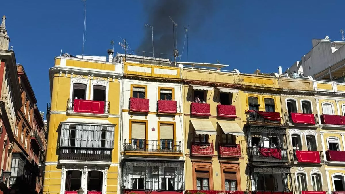 Un incendio en la azotea de un edificio obliga a cortar la calle Francos este Lunes Santo