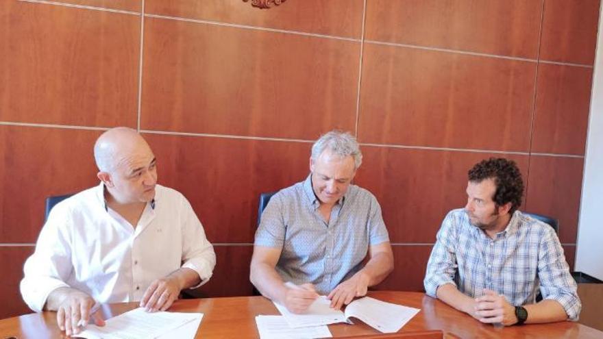 Una imagen de la firma del convenio entre el Consell y el ayuntamiento de Costitx.