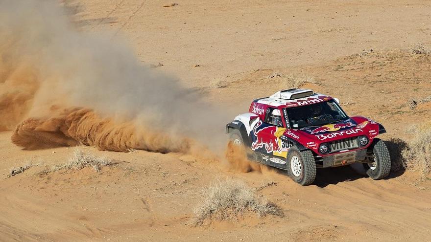 Carlos Sainz sigue al frente del Dakar tras imponerse en la quinta etapa.