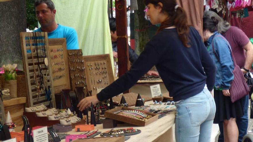 Ambiente, ayer, en el mercado medieval de Pola de Siero.