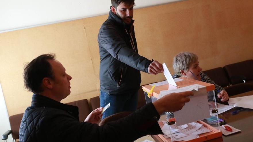 Un profesional del campo vota en la mesa de Zamora en las elecciones agrarias de 2018.