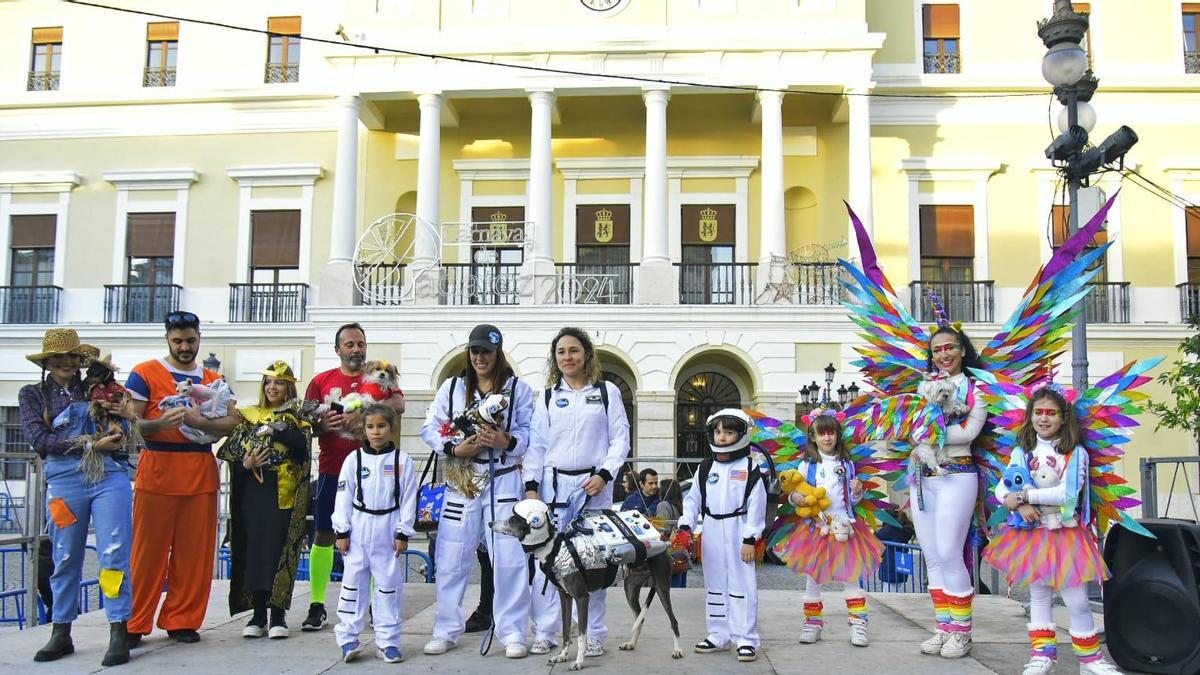 Ganadores y menciones del jurado de la segunda edición del concurso de carnaval de mascotas en la pl