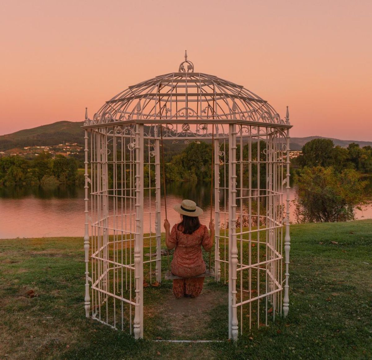 El columpio del amor 'florece' en la orilla gallega del Miño