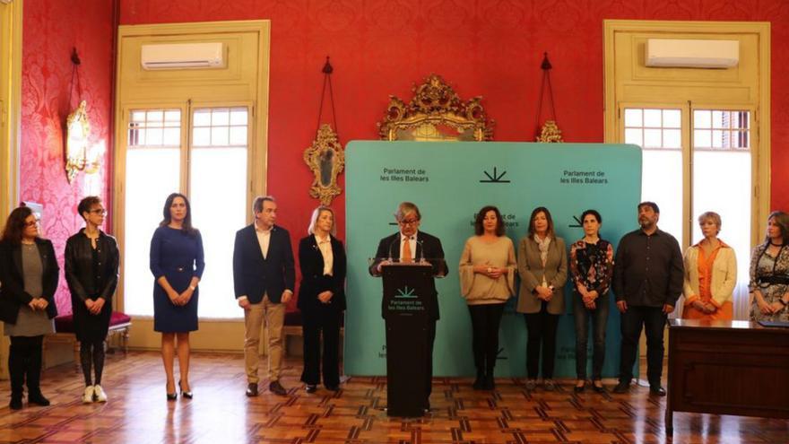 Representantes de los grupos, ayer en el Parlament. | CAIB