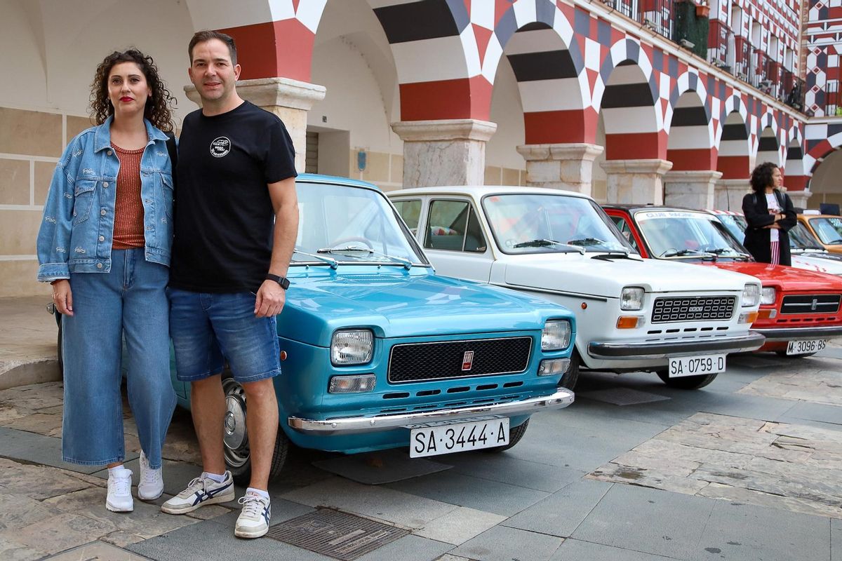 Carlos y Sonia, con el Seat 127 más antiguo.