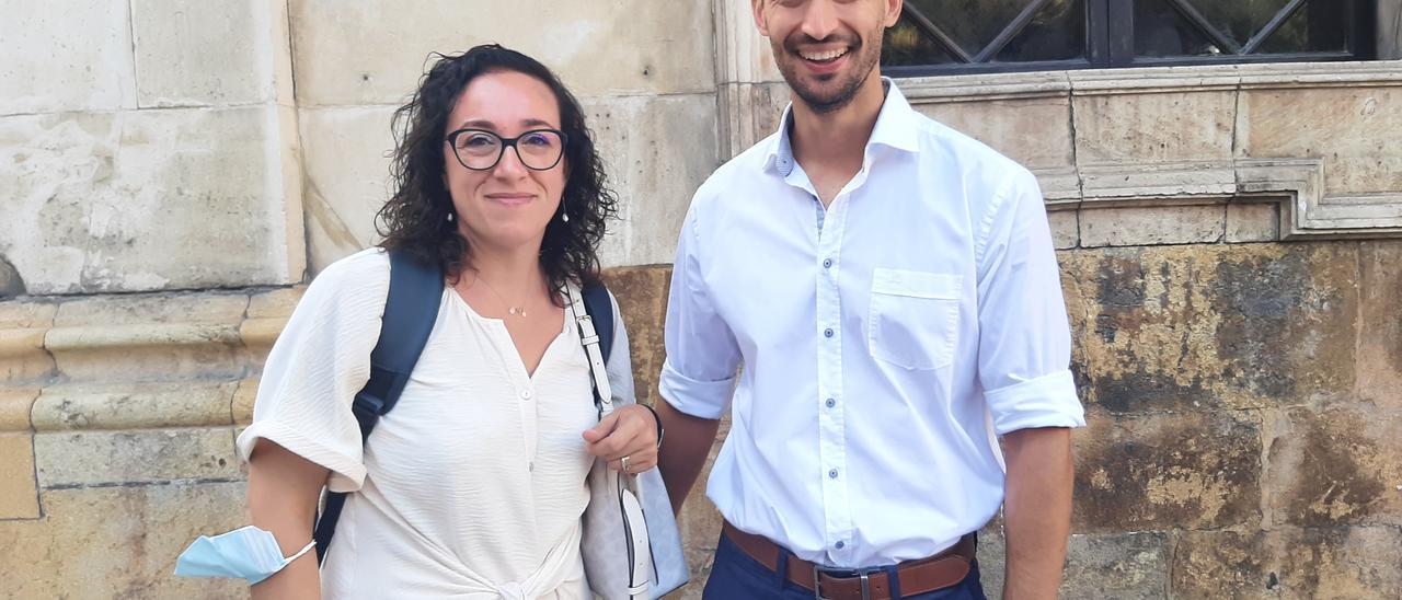 Joana Maria Adrover con el nuevo jefe de Bomberos, Eder García.