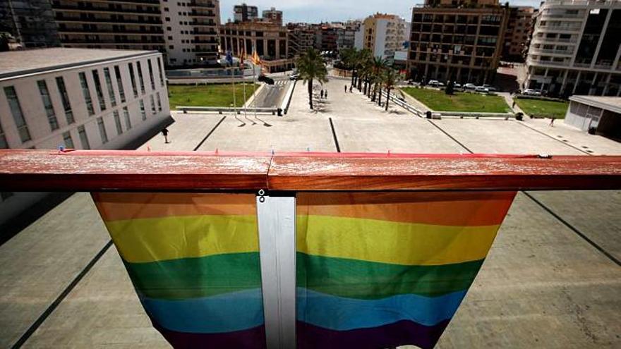 Una bandera del arco iris de pequeñas dimensiones cuelga desde ayer desde el balcón del despacho de Alcaldía, en Benidorm.