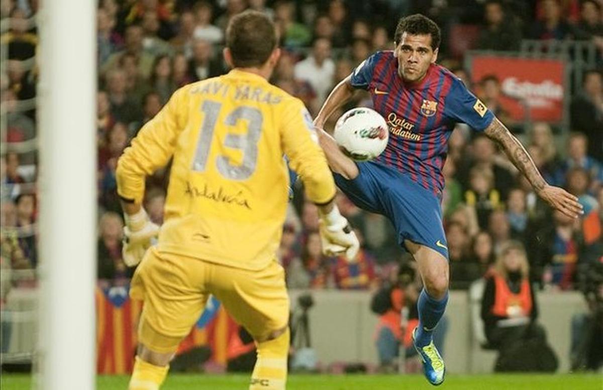Alves controla la pilota davant Varas, en un partit de Lliga entre el Barça i el Sevilla. Alves controla la pilota davant Varas, en un partit de Lliga entre el Barça i el Sevilla.