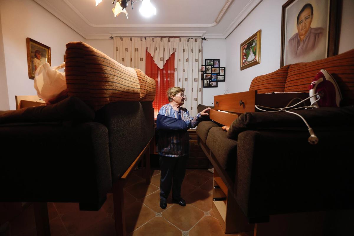 Ana muestra su casa y cómo ha preparado los muebles por si la crecida llega a su casa.