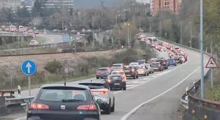 Caos circulatorio en Oviedo: el despegue de las compras navideñas atasca los principales accesos de la ciudad