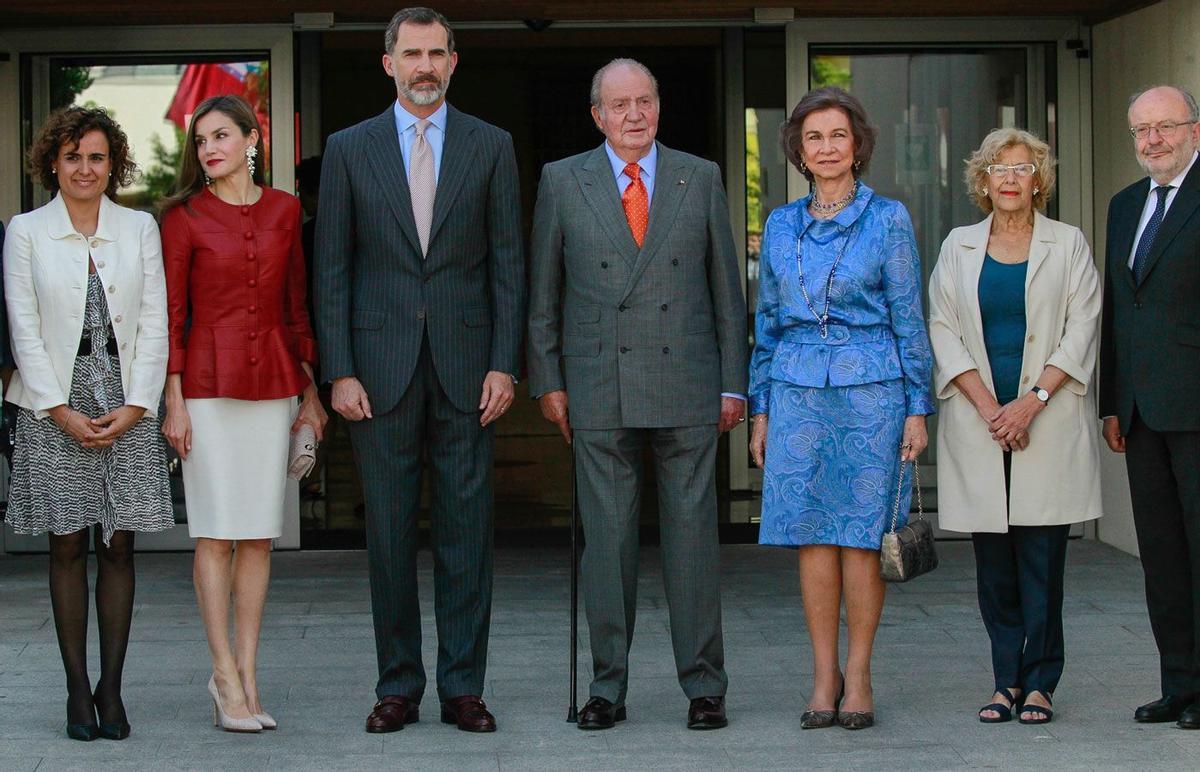 Letizia Ortiz con con cuerpo rojo de cuero junto al Rey y los Reyes eméritos