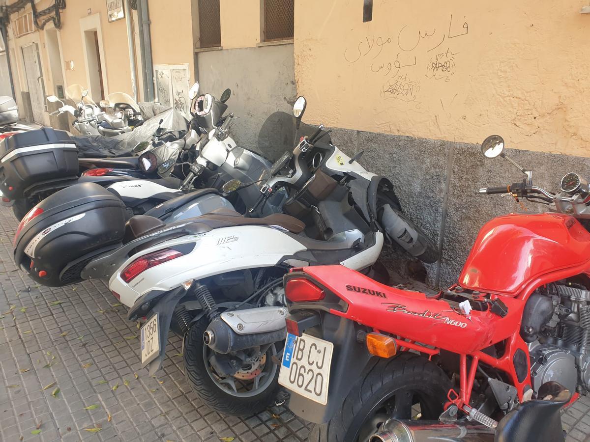 Un coche se estrella contra varias motos aparcadas en la calle Joan Miró de Palma.