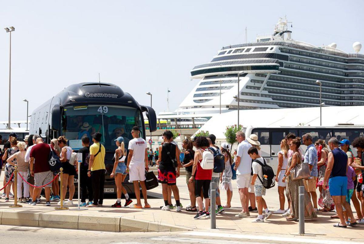 Una fila de turistas accede ayer a un autobús lanzadera. | TONI ESCOBAR