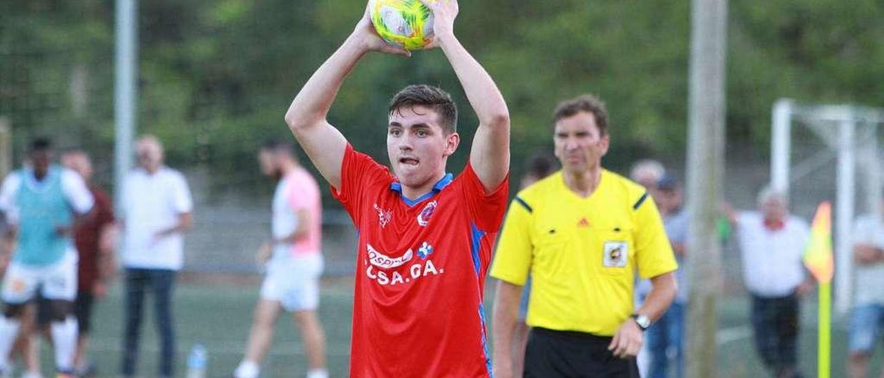 Gabriel Jar se dispone a poner la pelota en juego desde la banda durante el tres en uno disputado por la UD Ourense en Barbantes Estación. // Iñaki Osorio