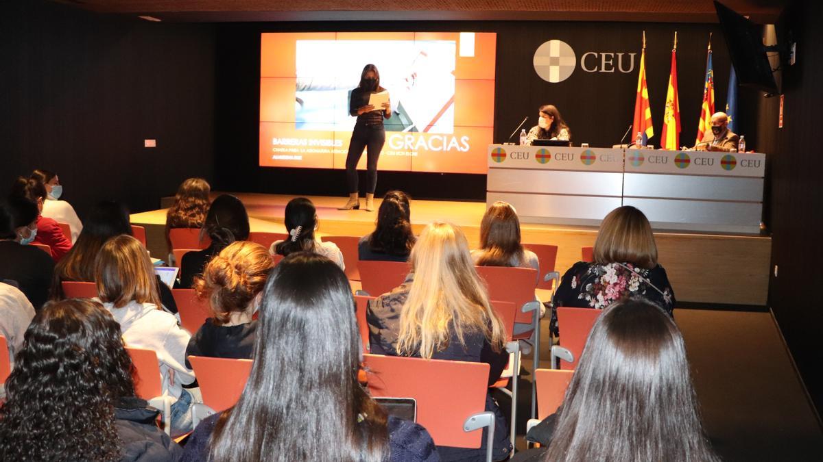 Taller sobre barreras invisibles en el CEU de Elche