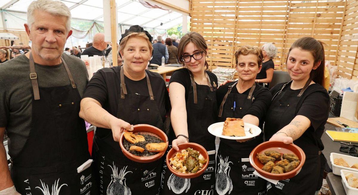 El personal de uno de los stands muestra distintas variedades de platos de choco, ayer. | // PABLO HERNÁNDEZ