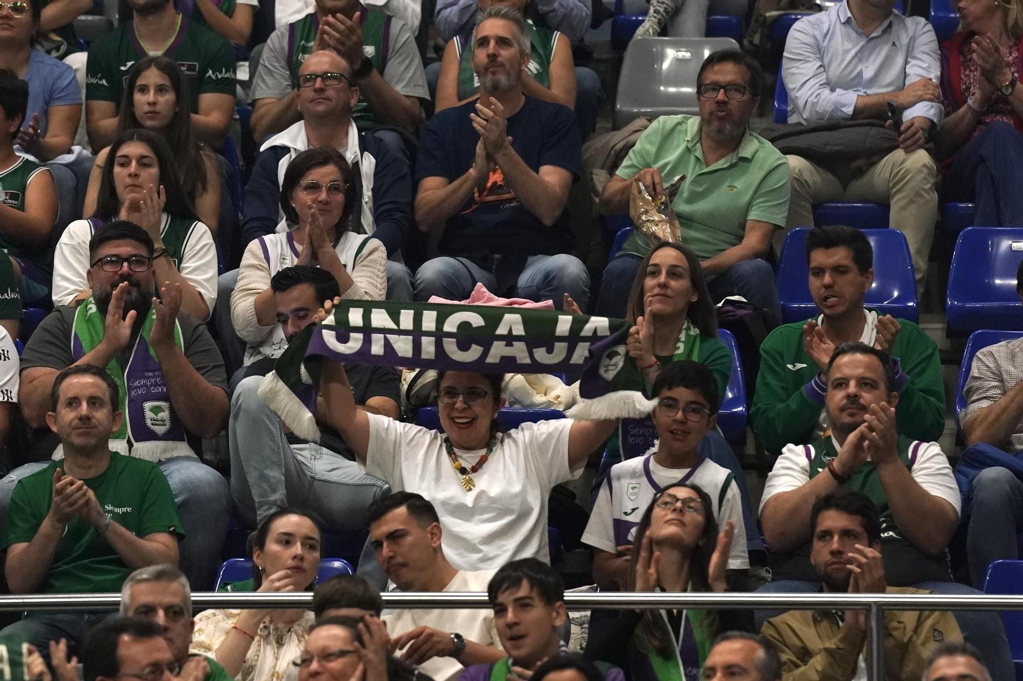 La afición cajista sigue el UCAM Murcia - Unicaja CB en el Carpena