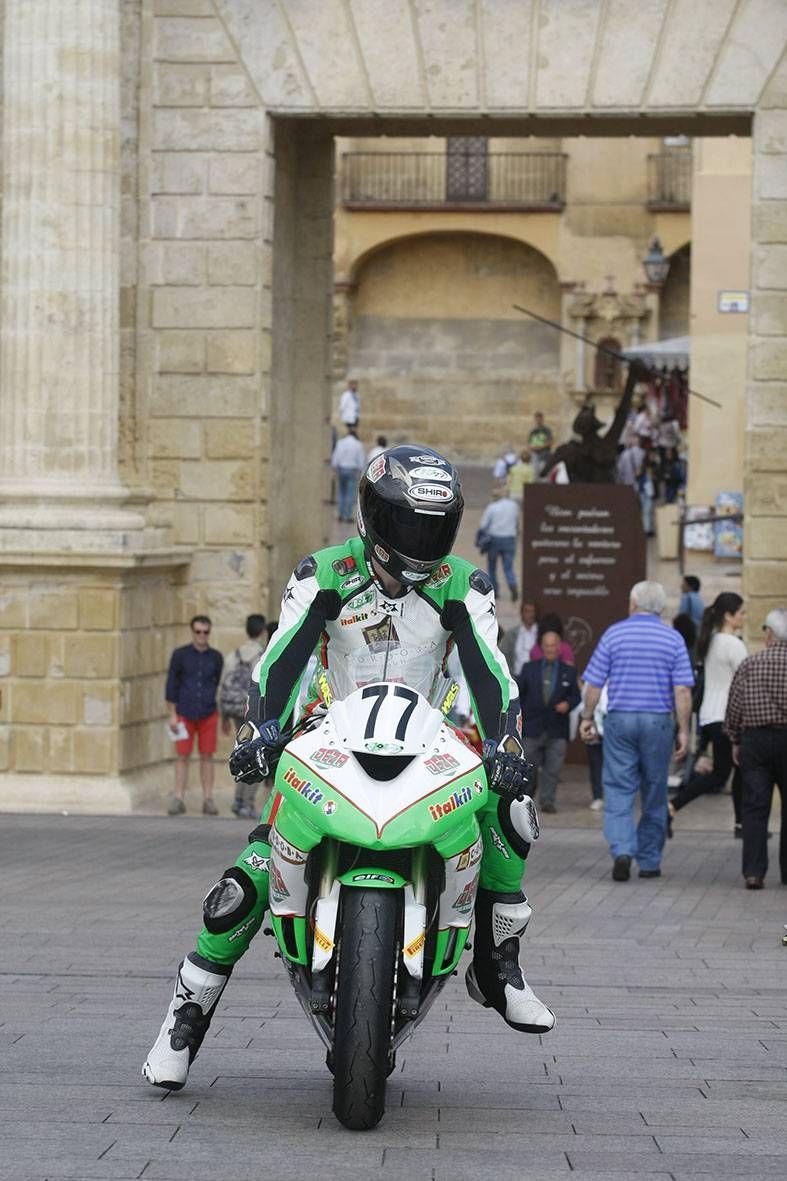 Las motos toman el puente Romano.